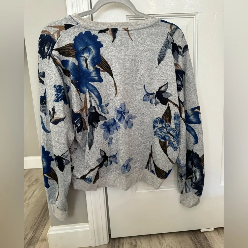 Zyia gray floral cropped sweatshirt. Good used condition.  Size medium - Picture 2 of 7